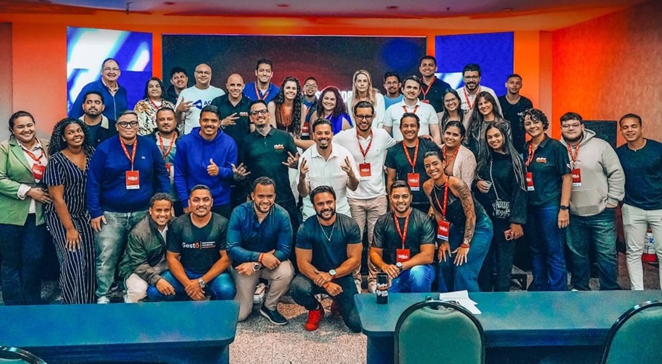 Turma de gestores de delivery reunida num encontro do Ecossistema
